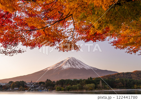 《山梨県》富士山と紅葉・河口湖湖畔の夜明け 122441780