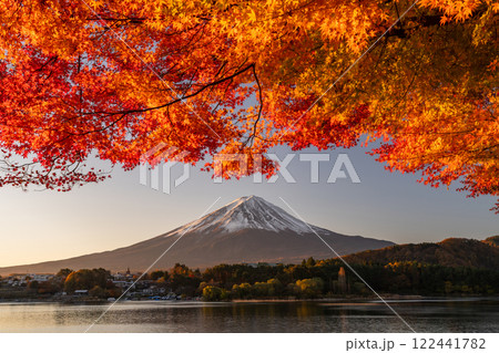 《山梨県》富士山と紅葉・河口湖湖畔の夜明け 《山梨県》富士山と紅葉・河口湖湖畔の夜明け 122441782