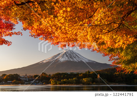 《山梨県》富士山と紅葉・河口湖湖畔の夜明け 《山梨県》富士山と紅葉・河口湖湖畔の夜明け 122441791