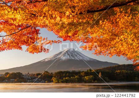 《山梨県》富士山と紅葉・河口湖湖畔の夜明け 122441792