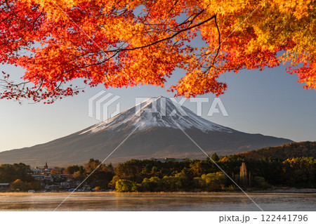 《山梨県》富士山と紅葉・河口湖湖畔の夜明け 122441796