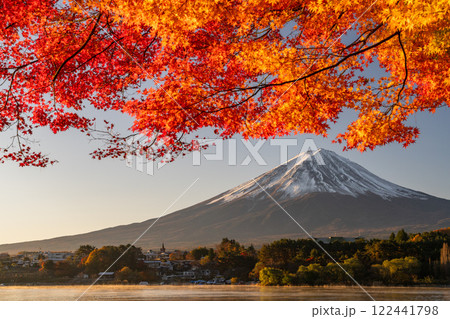 《山梨県》富士山と紅葉・河口湖湖畔の夜明け 122441798