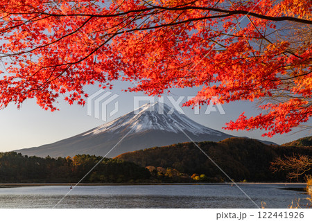 《山梨県》富士山と紅葉・河口湖湖畔の夜明け 《山梨県》富士山と紅葉・河口湖湖畔の夜明け 122441926