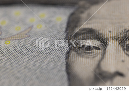 旧紙幣の一万円札 122442029