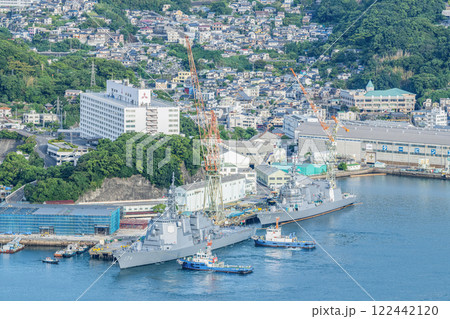 港でメンテナンスを受けるミサイル護衛艦「ちょうかい」と汎用護衛艦「あきづき」 122442120