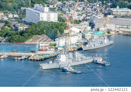 港でメンテナンスを受けるミサイル護衛艦「ちょうかい」と汎用護衛艦「あきづき」 122442121