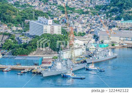 港でメンテナンスを受けるミサイル護衛艦「ちょうかい」と汎用護衛艦「あきづき」 港でメンテナンスを受けるミサイル護衛艦「ちょうかい」と汎用護衛艦「あきづき」 122442122