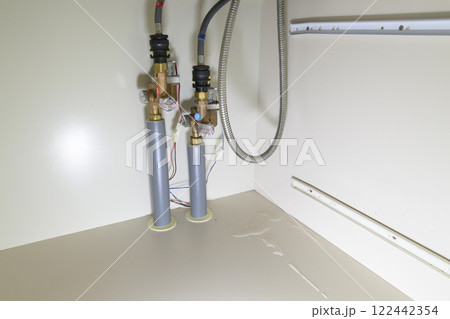 水漏れしている蛇口（実際のシンク下の様子） 122442354