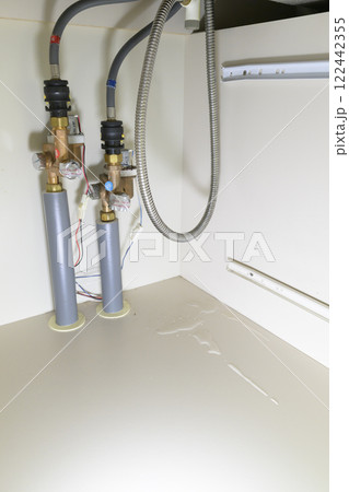 水漏れしている蛇口(実際のシンク下の様子) 水漏れしている蛇口(実際のシンク下の様子) 122442355