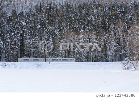 大糸線 冬の白馬山麓 大糸線 冬の白馬山麓 122442390