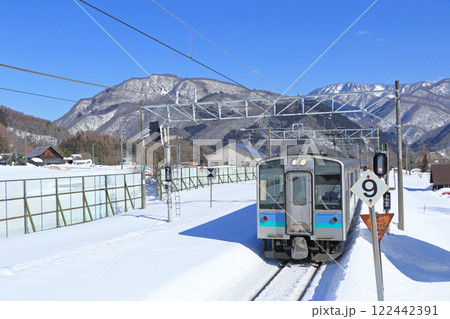 大糸線　冬の白馬山麓 122442391