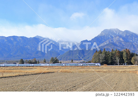 大糸線　冬の安曇野を行く特急あずさ 122442393