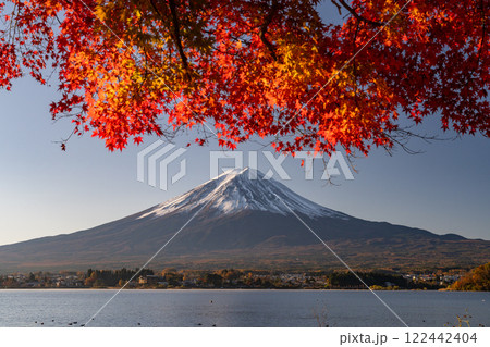 《山梨県》富士山と紅葉・河口湖湖畔の夜明け 122442404