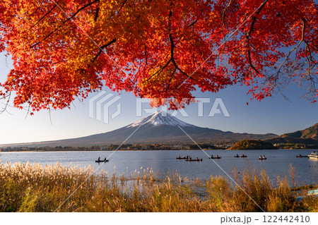 《山梨県》富士山と紅葉・河口湖湖畔の夜明け 122442410