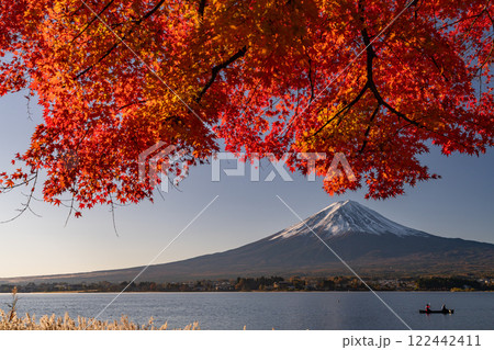 《山梨県》富士山と紅葉・河口湖湖畔の夜明け 122442411