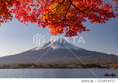 《山梨県》富士山と紅葉・河口湖湖畔の夜明け 《山梨県》富士山と紅葉・河口湖湖畔の夜明け 122442412