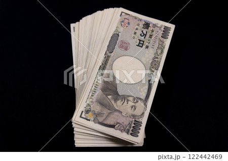 黒背景の旧紙幣一万円札100枚 122442469
