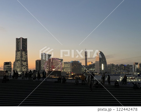 大さん橋から見たみなとみらいの夕景 122442478