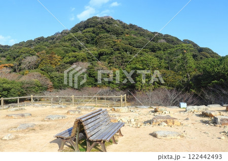 萩城の本丸天守台跡と指月山（山口県萩市） 122442493