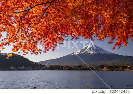 《山梨県》富士山と紅葉・河口湖湖畔の夜明け 122442499