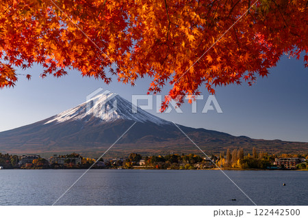 《山梨県》富士山と紅葉・河口湖湖畔の夜明け 《山梨県》富士山と紅葉・河口湖湖畔の夜明け 122442500