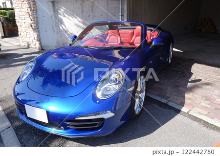 ガレージからドライブへ出発するポルシェのオープンカー 122442780