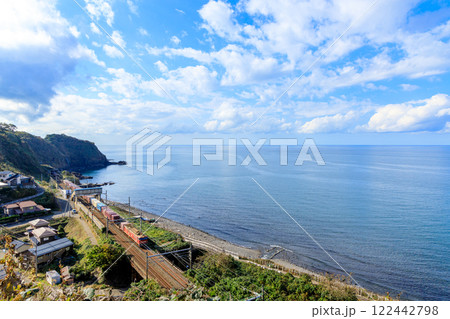 青海川から望む日本海と貨物列車 青海川から望む日本海と貨物列車 122442798