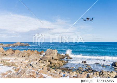 海岸上空を飛行するドローン 海岸上空を飛行するドローン 122442855