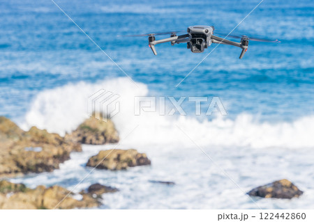 海岸上空を飛行するドローン 122442860