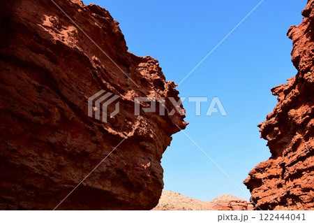 浸食と風食により形成された雄大な峡谷 122444041