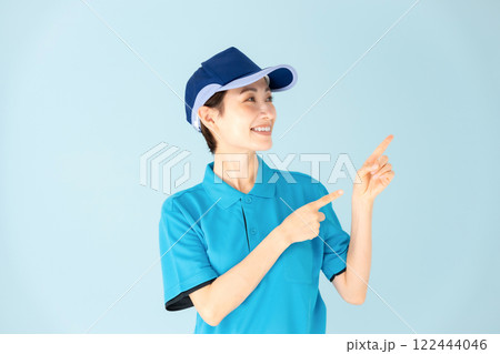 女性　宅配　指さし 122444046