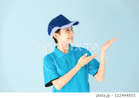 女性　宅配　手かざし 122444055