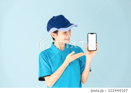 女性　宅配　スマホ　笑顔 122444107