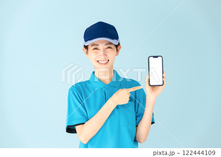 女性 宅配 スマホ 笑顔 女性 宅配 スマホ 笑顔 122444109