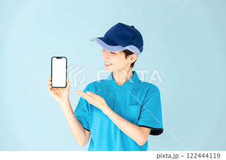女性 宅配 スマホ 笑顔 女性 宅配 スマホ 笑顔 122444119