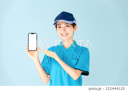 女性 宅配 スマホ 笑顔 女性 宅配 スマホ 笑顔 122444120