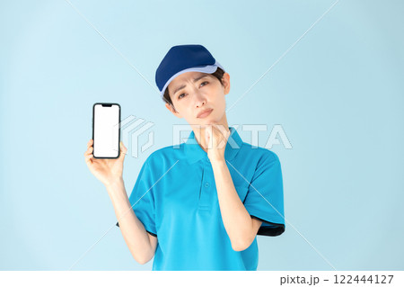 女性　宅配　スマホ　悩む 122444127