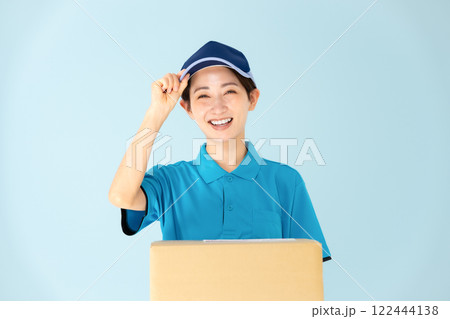 女性 宅配 荷物 女性 宅配 荷物 122444138