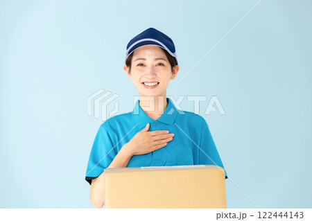 女性 宅配 荷物 女性 宅配 荷物 122444143