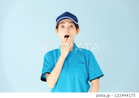 女性 宅配 驚く 女性 宅配 驚く 122444175