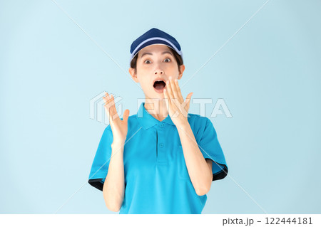 女性　宅配　驚く 122444181