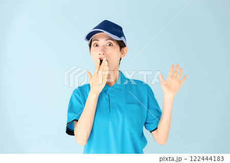 女性 宅配 驚く 女性 宅配 驚く 122444183