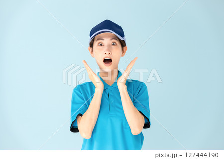 女性 宅配 驚く 女性 宅配 驚く 122444190