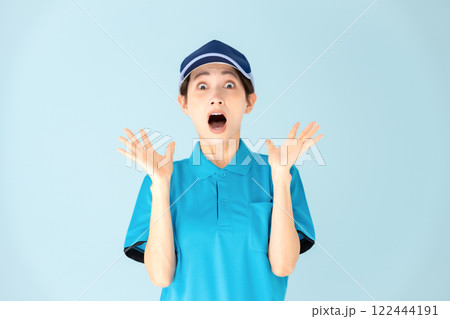 女性 宅配 驚く 女性 宅配 驚く 122444191