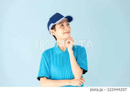 女性 宅配 考える 笑顔 女性 宅配 考える 笑顔 122444207