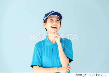 女性　宅配　考える　笑顔 122444208