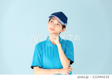 女性　宅配　考える　笑顔 122444210