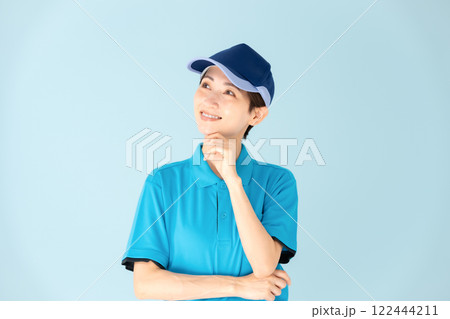 女性　宅配　考える　笑顔 122444211