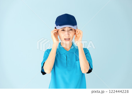 女性　宅配　頭痛 122444228