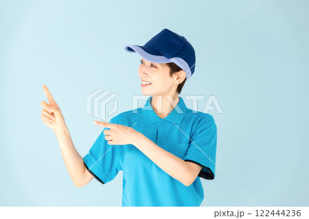 女性　宅配　指さし 122444236